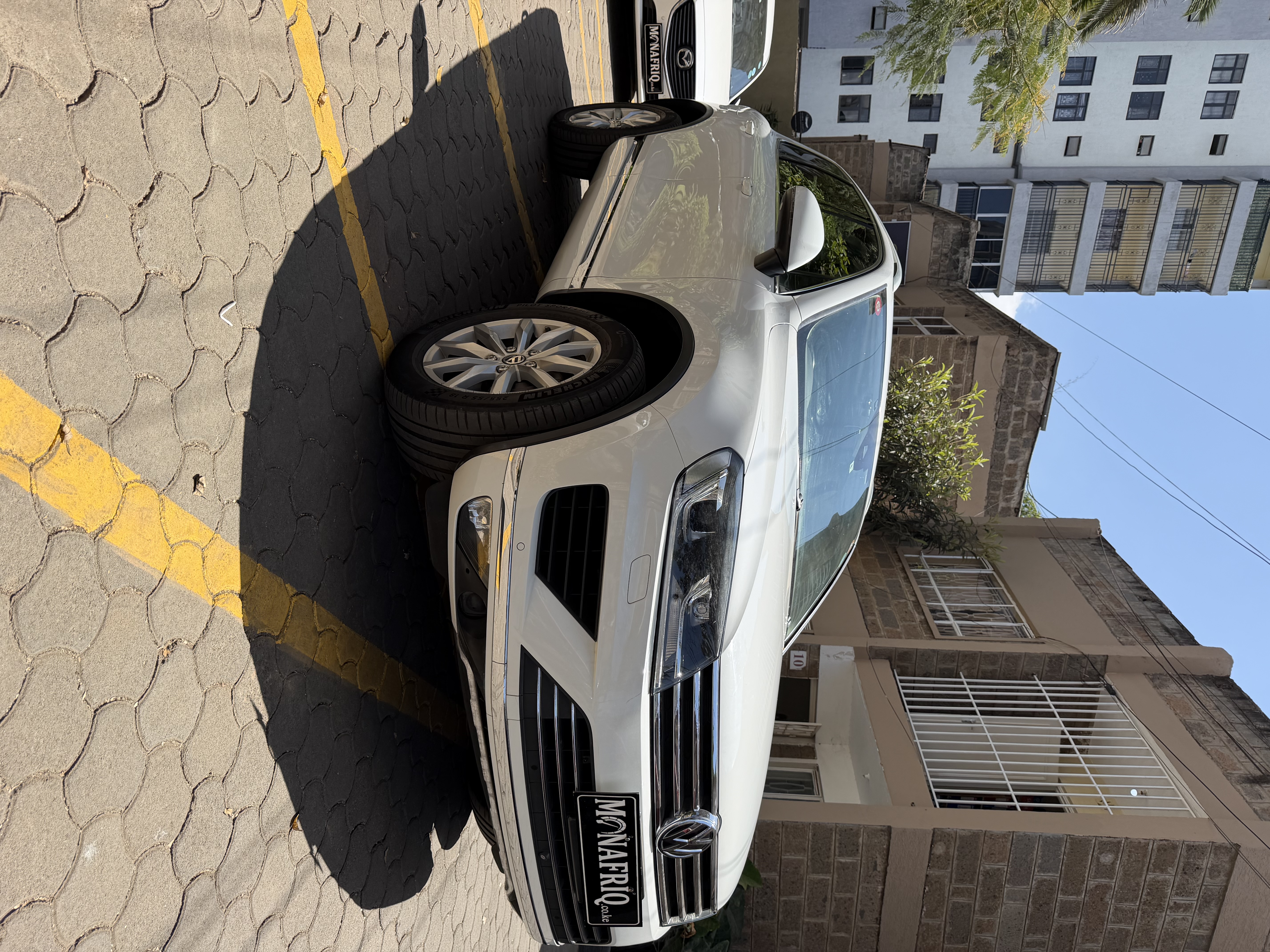 Volkswagen Touareg · photo
