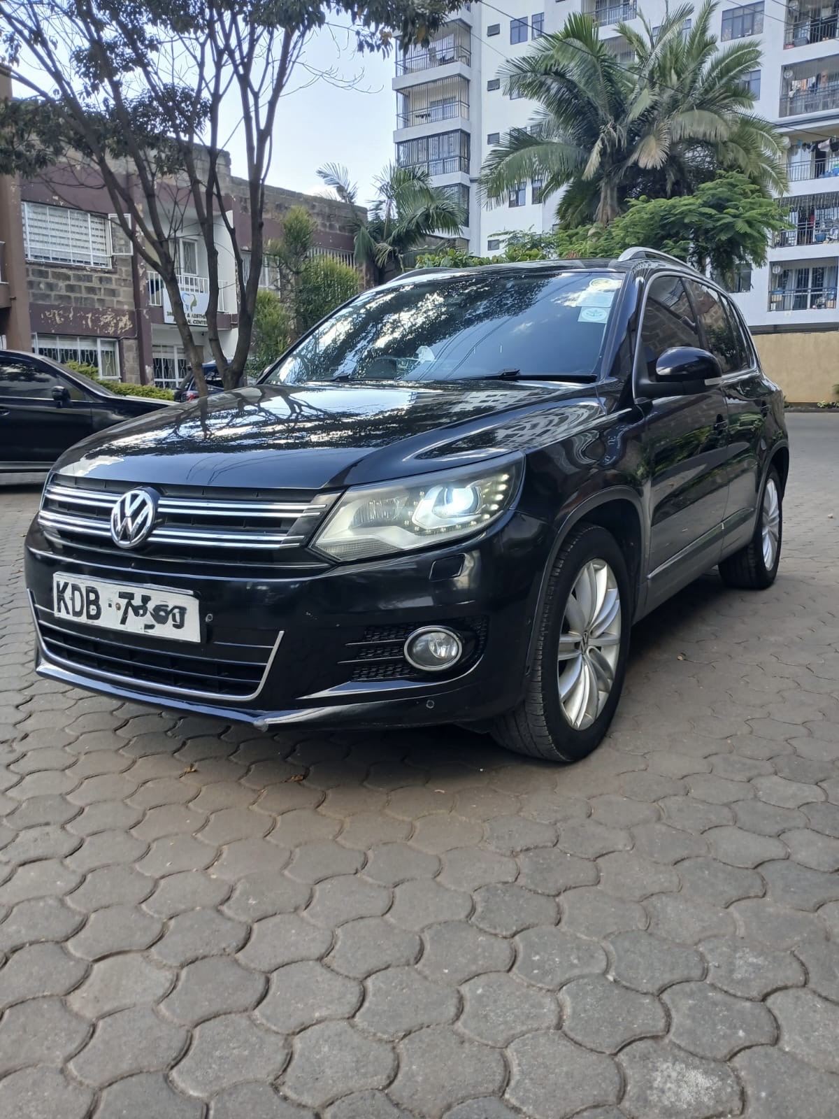 Volkswagen Tiguan · photo