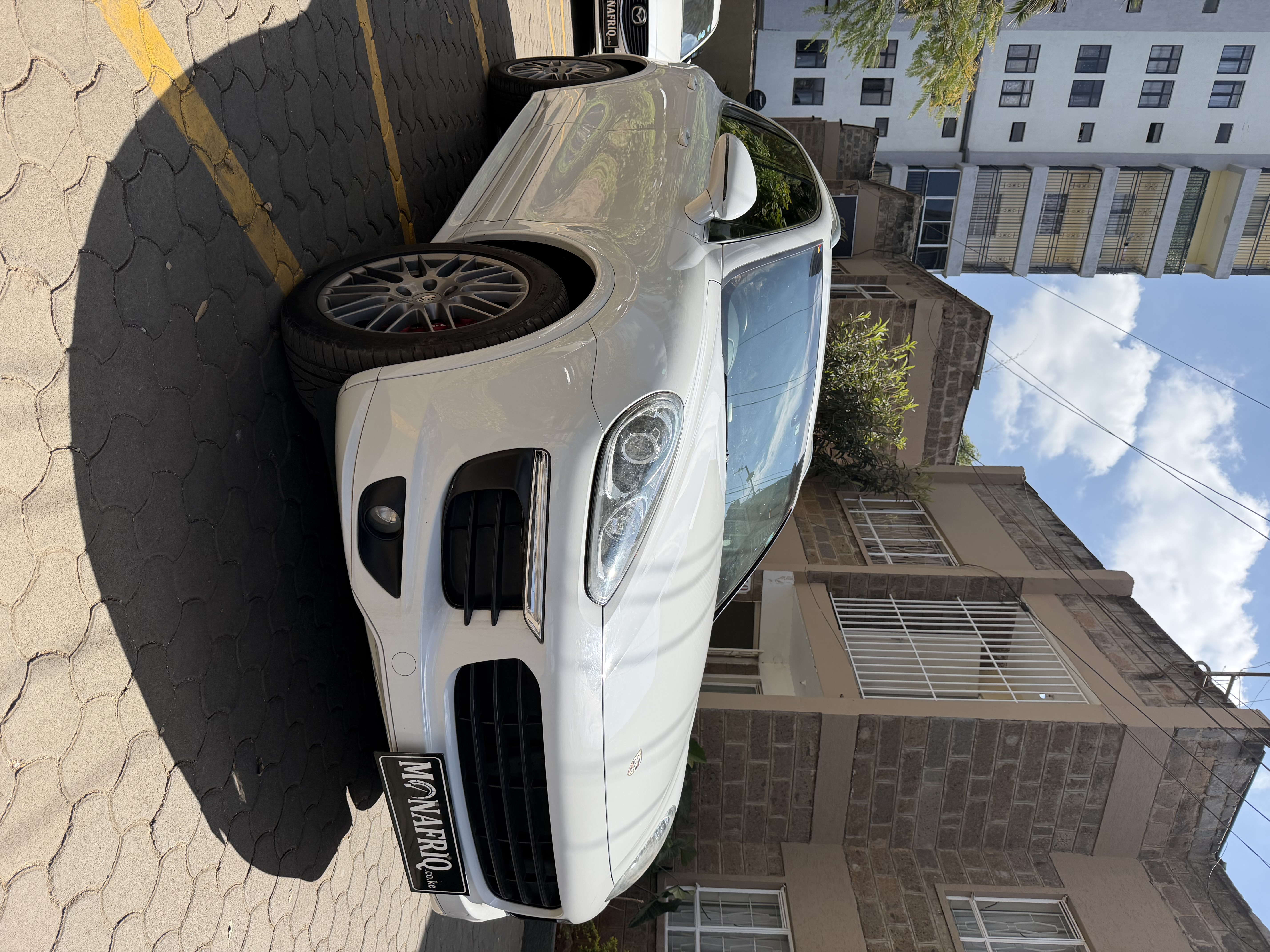 Porsche Cayenne · photo